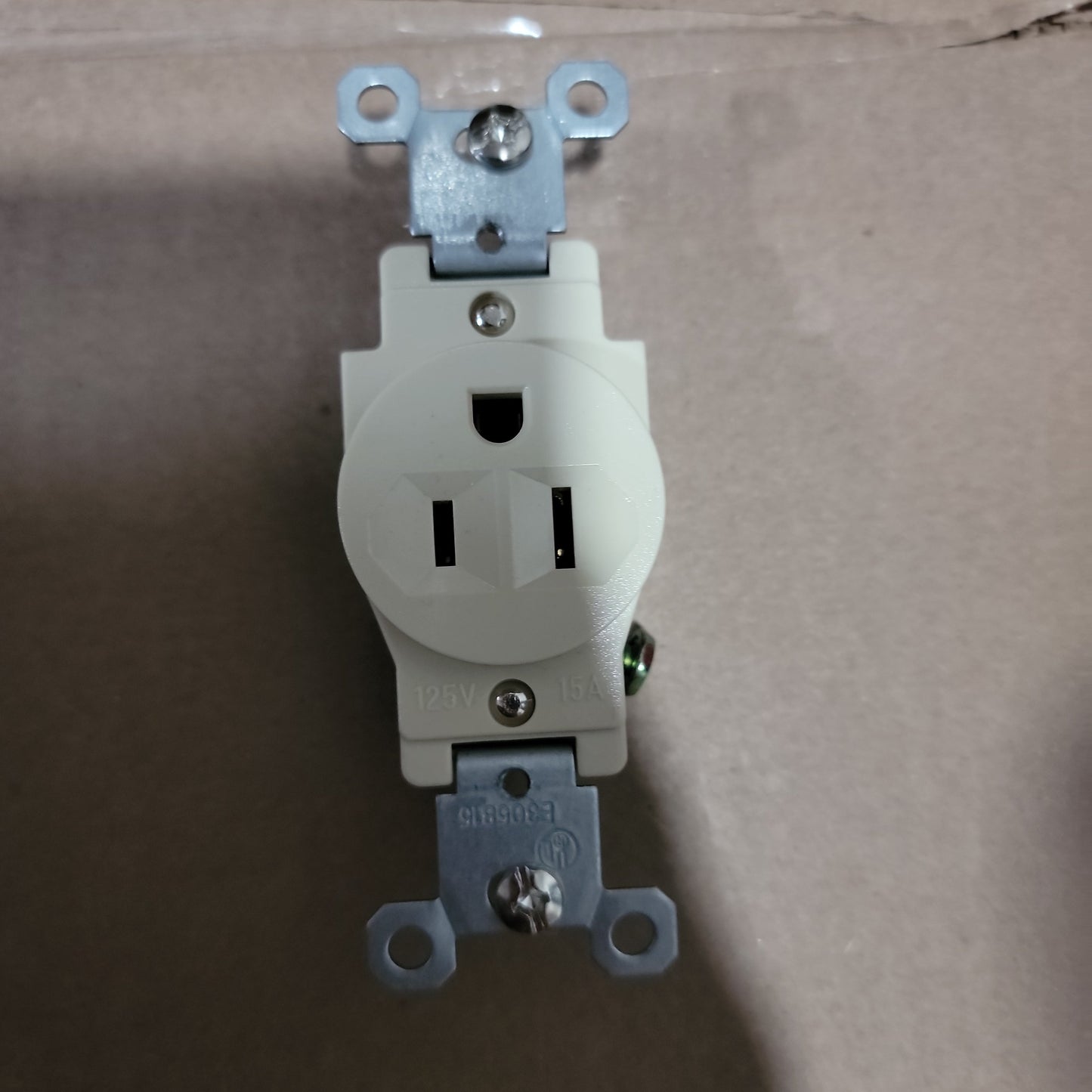 R/IVORY/SENCILLO 15 AMPS