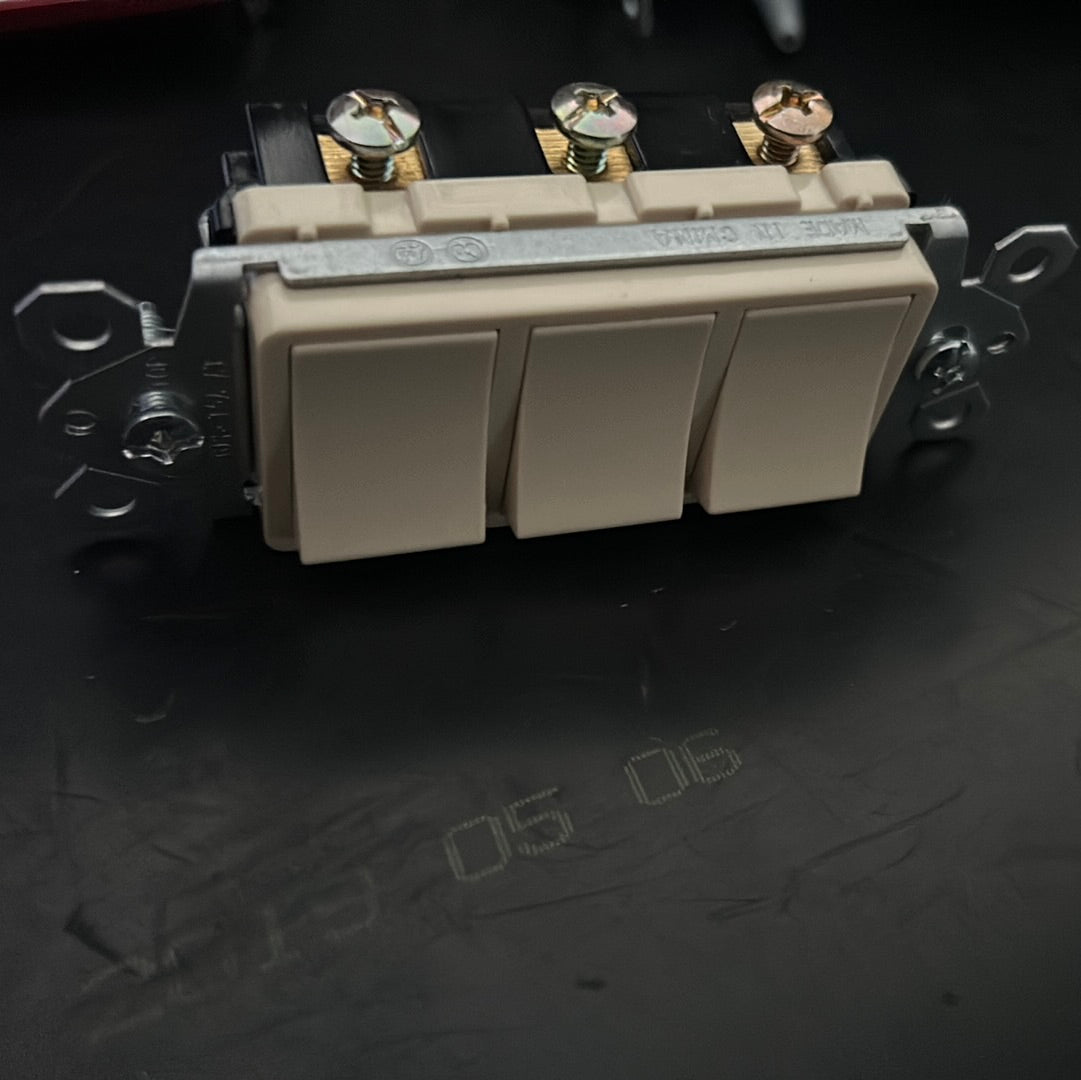 SWITCH TRIPLE DECORA 15AMP 125V IVORY