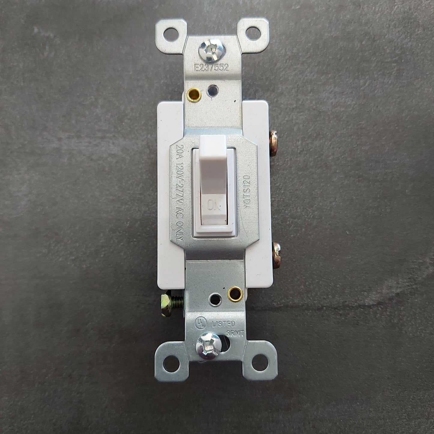 SWITCH SENCILLO 20AMP 125V BLANCO
