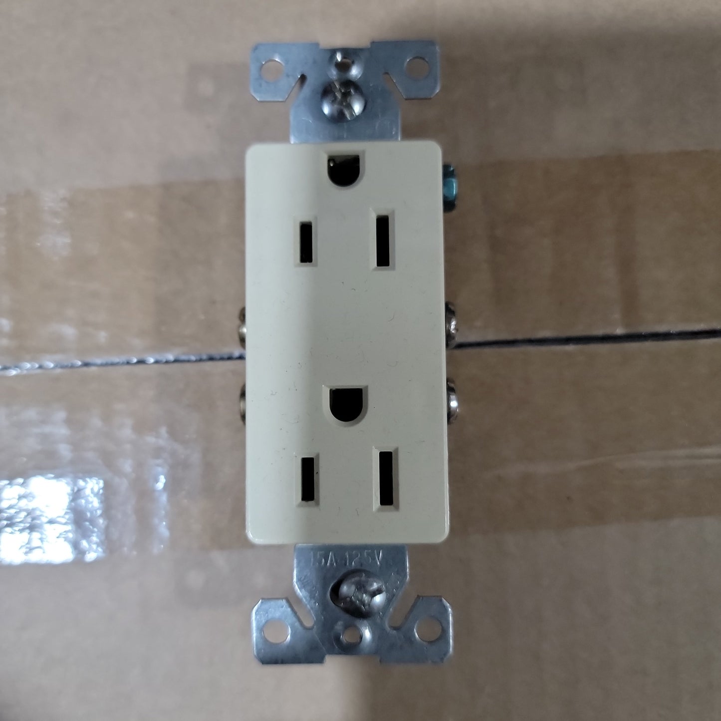 R/DECORA IVORY 15 AMPS