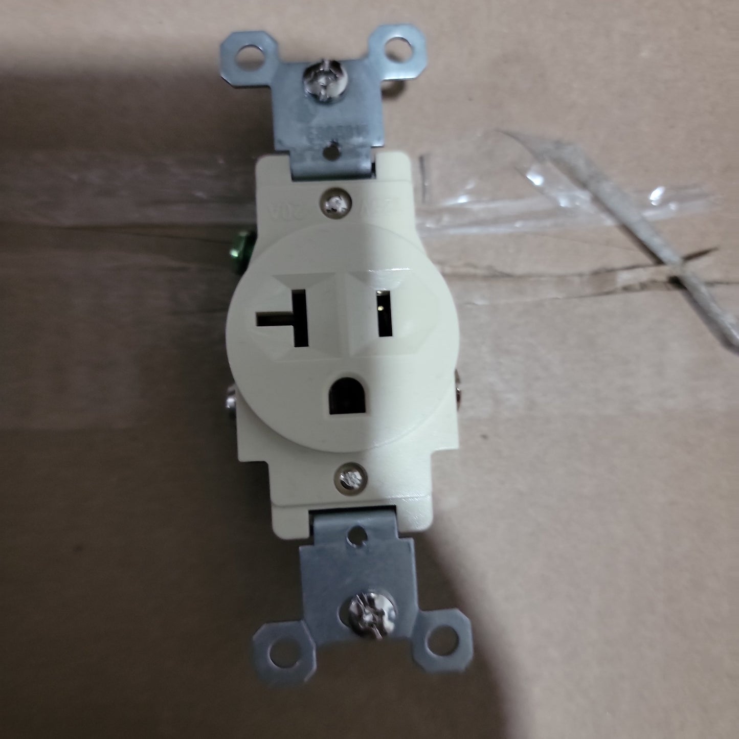 R/IVORY /SENCILLO 20 AMPS