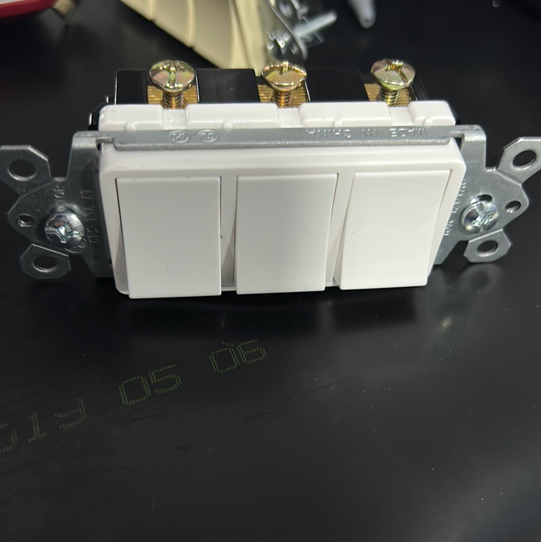 SWITCH TRIPLE DECORA 15AMP 125V BLANCO